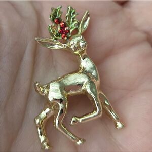 🎄🛍❤️ VINTAGE GERRY Gold Reindeer Brooch with Holly Accents